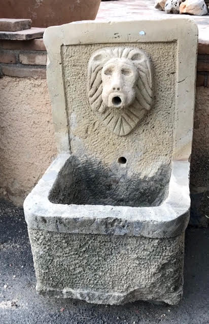 Fuente de piedra caliza tallada