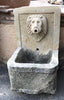 Fuente de piedra caliza tallada
