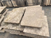 Losas de piedra gris ocre abujardada.
