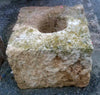 Pilón de piedra arenisca cuadrado.