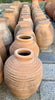 Antiguas tinajas de barro griego con anillas.