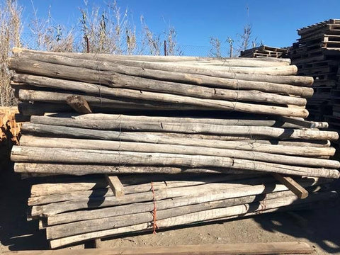 Palos redondos de madera vieja