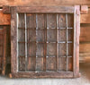 Ventana reja de hierro cruzado.