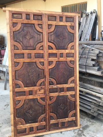 Puerta antigua de madera maciza