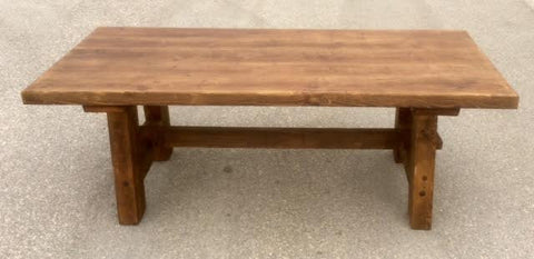 Mesa construida con vigas de madera recuperadas