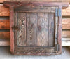 Ventana reja de hierro cruzado.