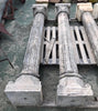 Pareja de columnas de piedra antiguas.