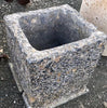 Pila de piedra gris oscuro.