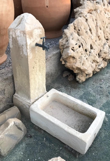 Fuente de piedra de pared