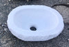 Lavabo ovalado de mármol.