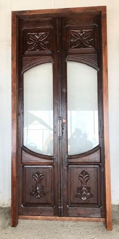 Puerta de madera restaurada con cristales pintados