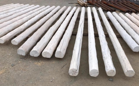 Vigas de madera redondas pintadas