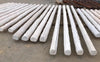 Vigas de madera redondas pintadas.