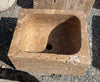 Lavabo de piedra travertino marrón.