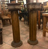Columnas de madera bajas.