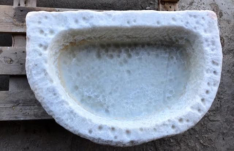 Pila de mármol redondeada 61 x 41 cm.
