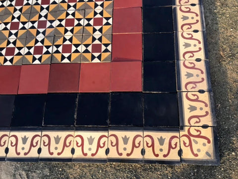 Baldosa hidráulica en cenefa