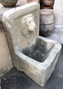 Fuente de piedra caliza tallada