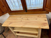 Mesa para lavabo en madera natural.