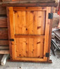 Ventana pequeña madera con clavos