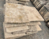 Losas de piedra gris ocre abujardada.