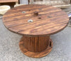 Mesa reciclada con bobina antigua.