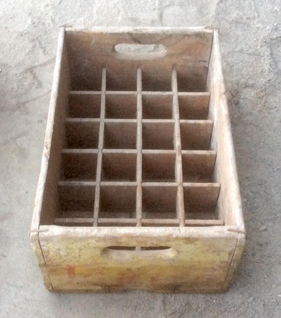 Antigua caja de madera botellero.
