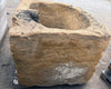 Pilón de piedra antigua con caño