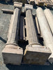 Pareja de columnas de piedra antiguas.