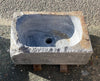 Lavabo de mármol gris.