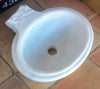 Pila de agua bendita con desagüe.