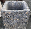 Pila de piedra gris oscuro.