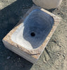 Lavabo de mármol gris.