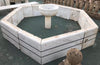 Fuente de piedra hexagonal.