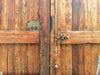 Portón de madera restaurado de medio arco.