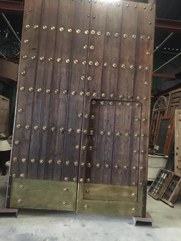 Portón de madera restaurado