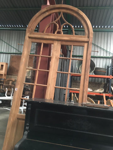 Puerta madera de medio arco con cristales