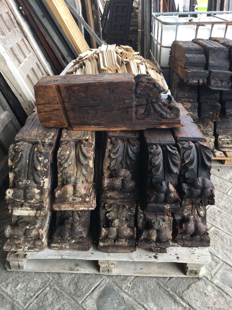 Antiguos canes madera talladas del siglo XVI