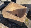 Lavabo de piedra travertino marrón.