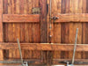 Portón de madera restaurado de medio arco.