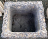 Pila de piedra gris oscuro.