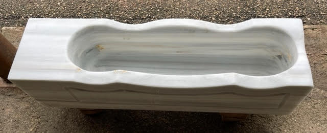 Pilón rectangular de mármol blanco.