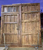 Portón de clavos restaurado con puerta de paso.