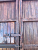 Portón de clavos de dos hojas restaurado.