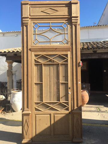 Puerta de madera restaurada cristalera con tragaluz