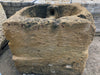 Pilón de piedra antigua con caño