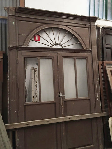 Puerta de entrada con cristales y medio arco
