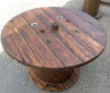 Mesa reciclada con bobina antigua.