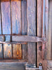 Portón de clavos de dos hojas restaurado.