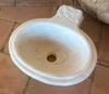 Pila de agua bendita con desagüe.